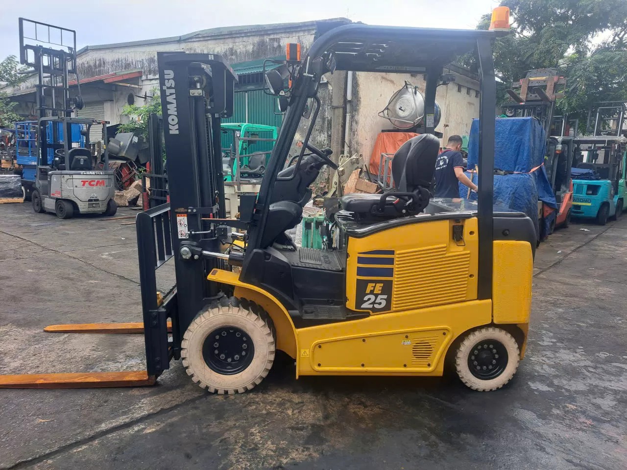 Xe nâng điện hiệu KOMATSU model FE25-1