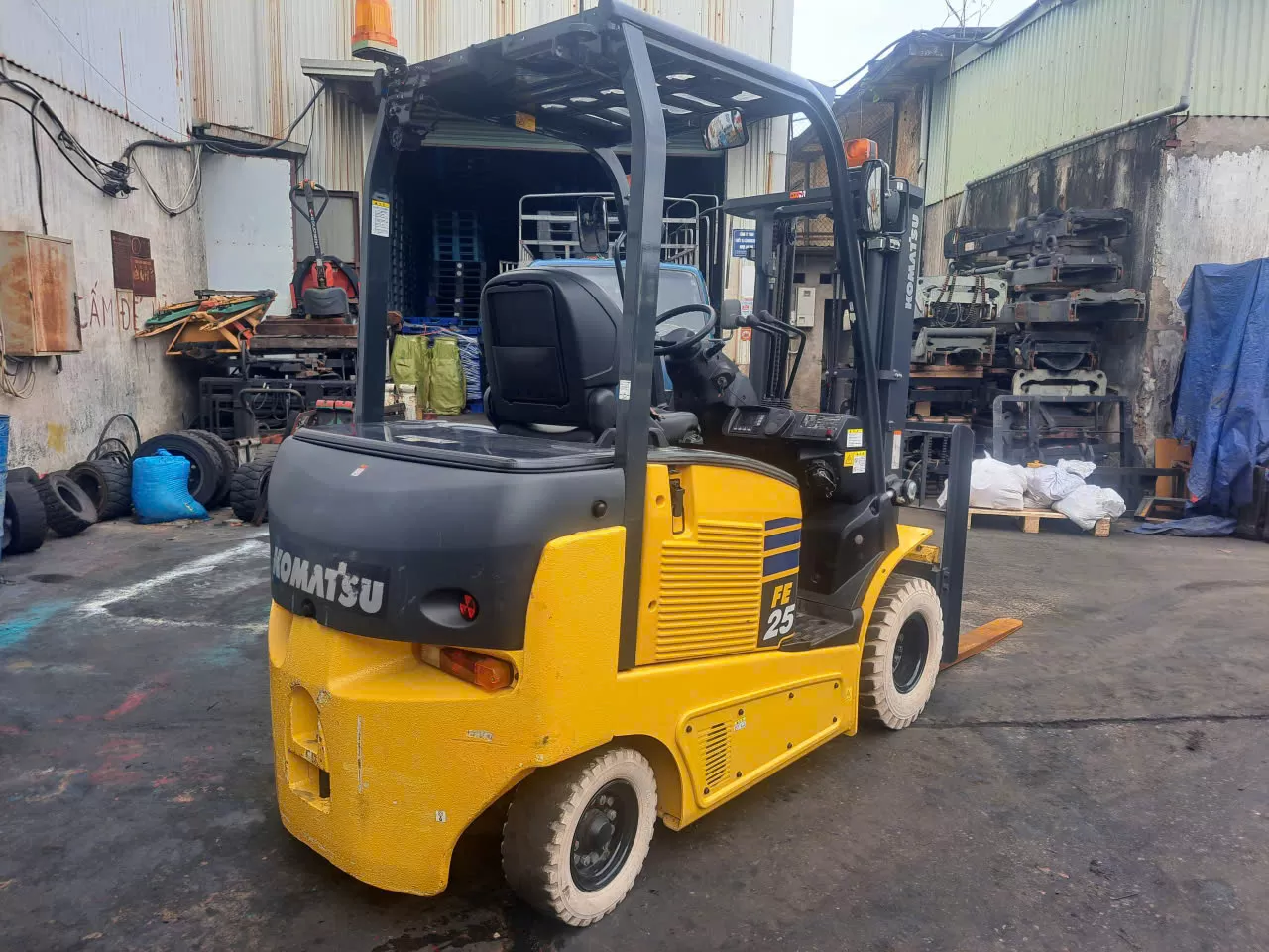 Xe nâng điện hiệu KOMATSU model FE25-1