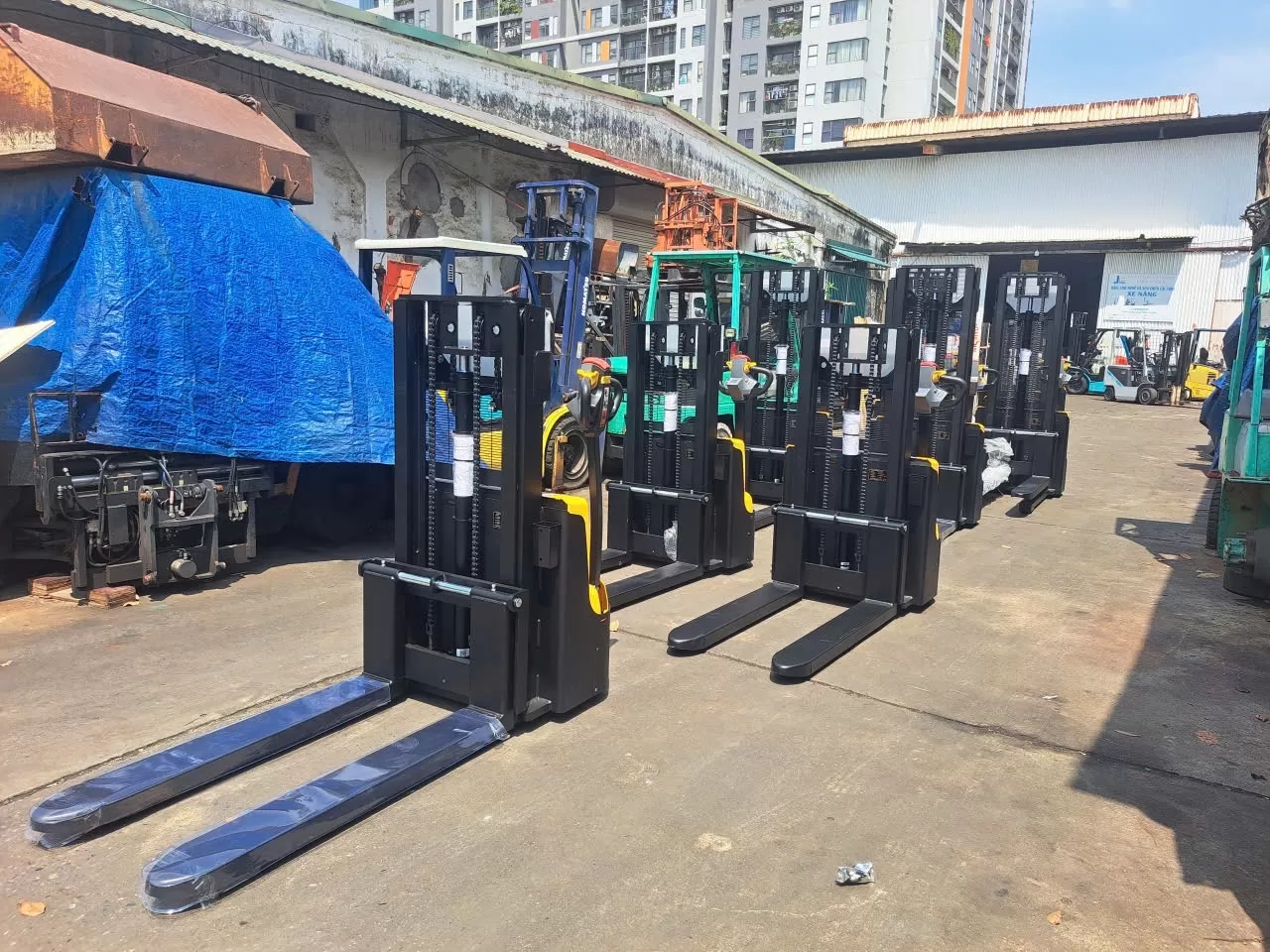 Xe nâng tay điện ( Pin Lithium ) hiệu STAXX