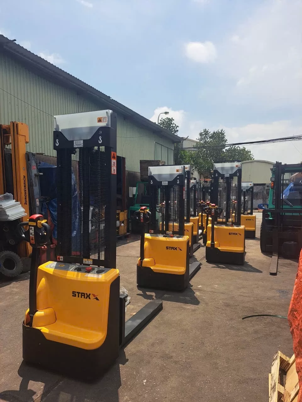 Xe nâng tay điện ( Pin Lithium ) hiệu STAXX