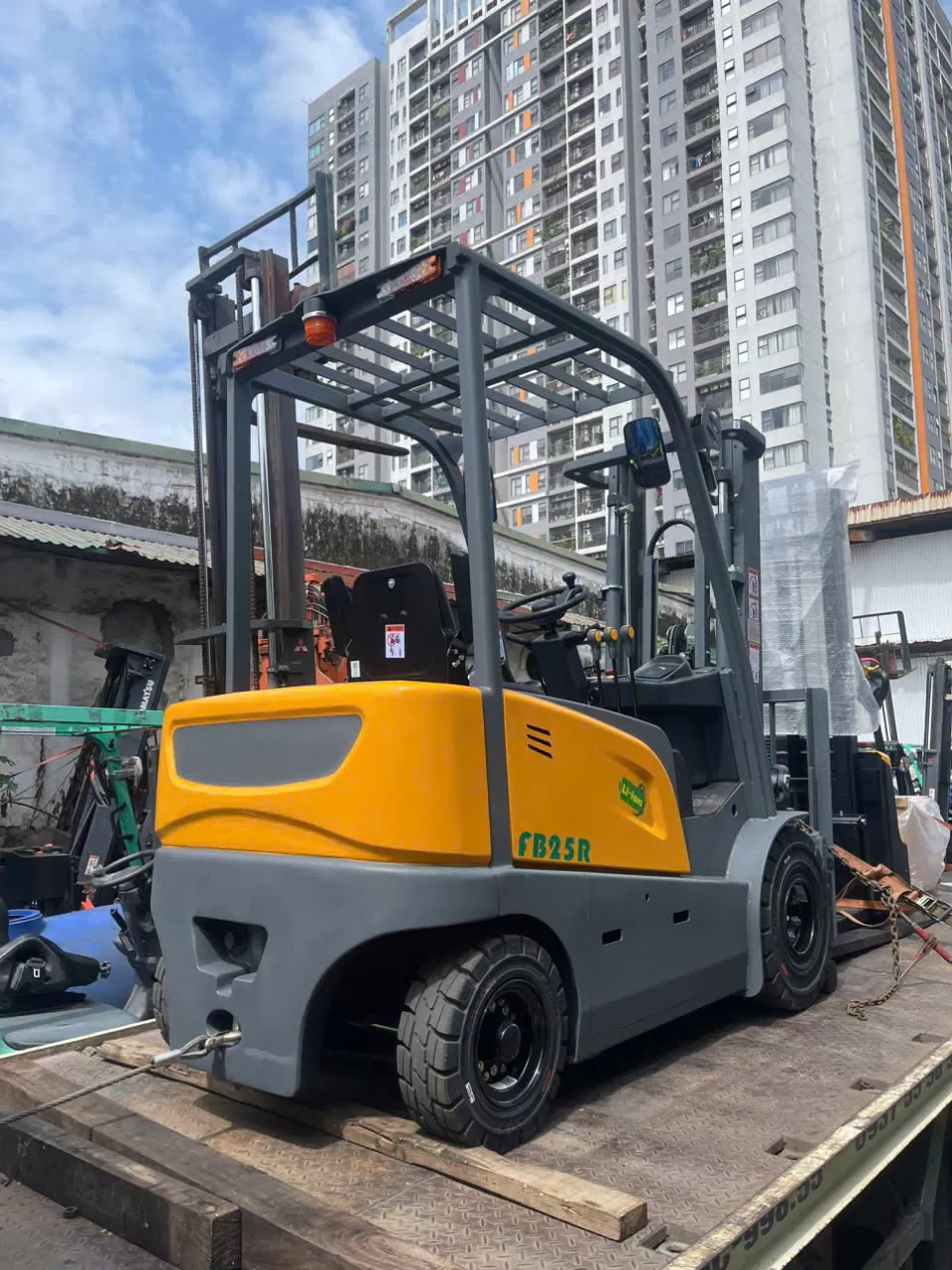 Giao xe điện Xilin và dắt lái Staxx cho khách hàng.