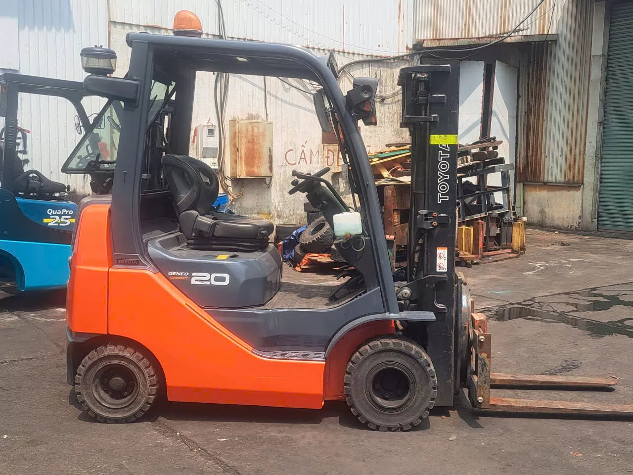 Xe nâng động cơ hiệu TOYOTA model: 02-8FDK20