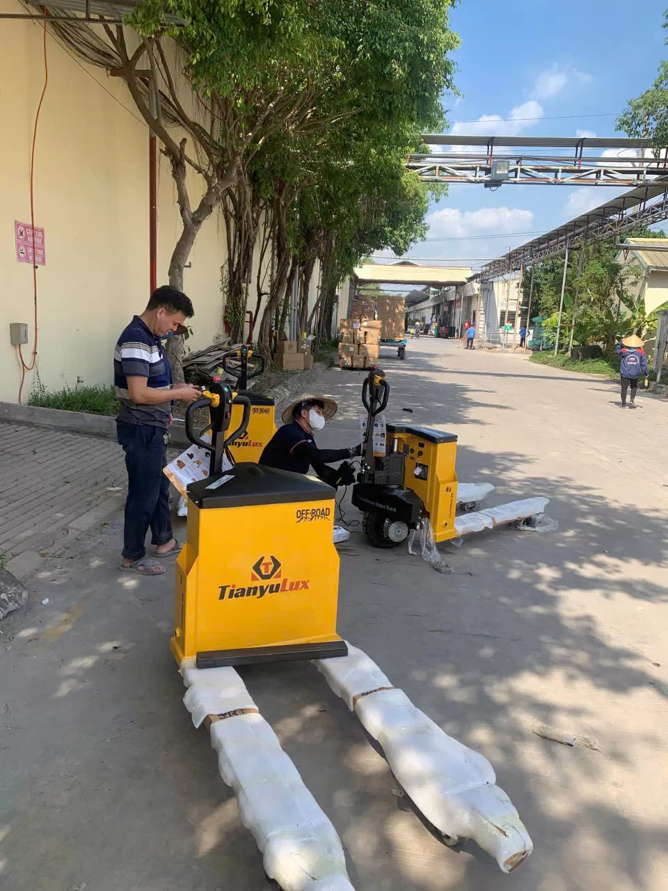 Giao 3 xe nâng tay điện 3T cho Công ty May Bắc Ninh