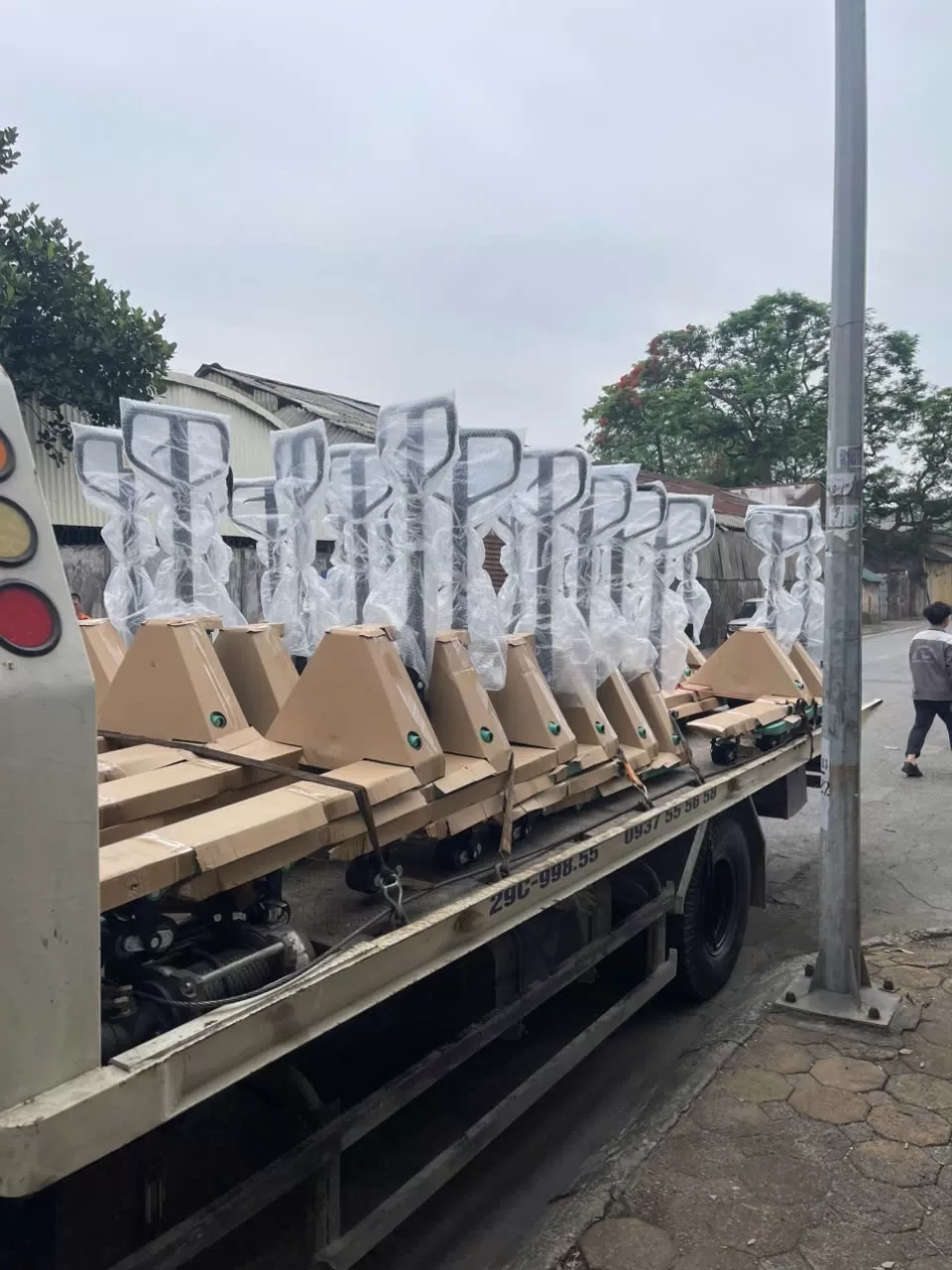 Đơn hàng 40 xe nâng tay 3T càng 685x1220mm