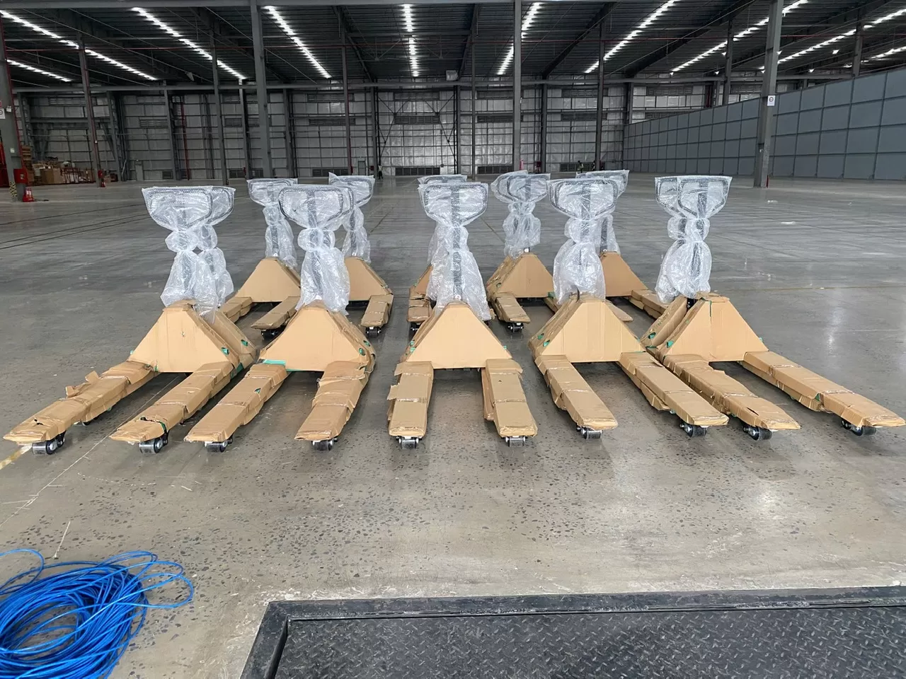 Đơn hàng 12 xe nâng tay 2.5T càng 685x1220mm