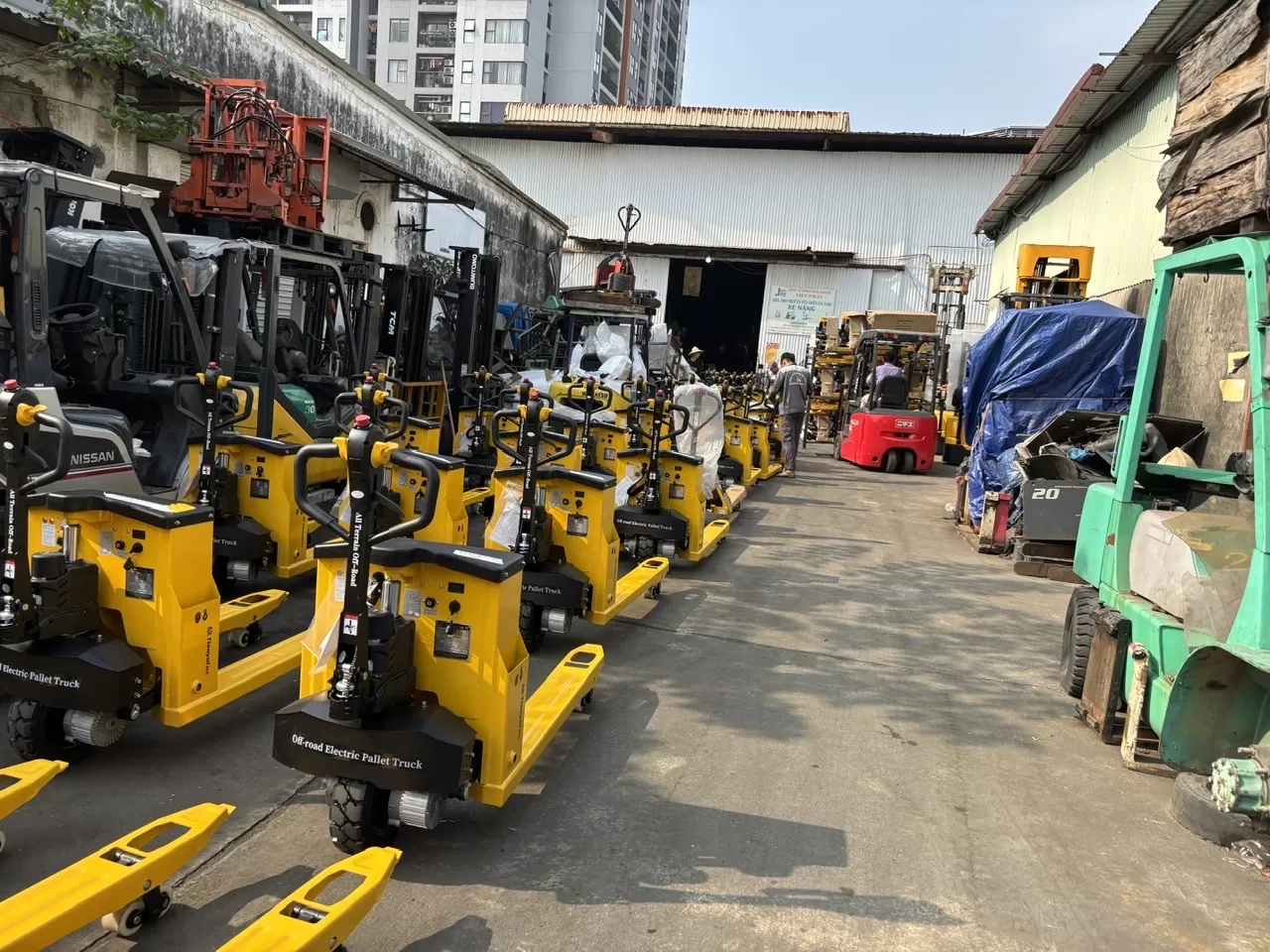 Một dàn xe nâng tay điện 3T chờ đăng kiểm để giao khách hàng