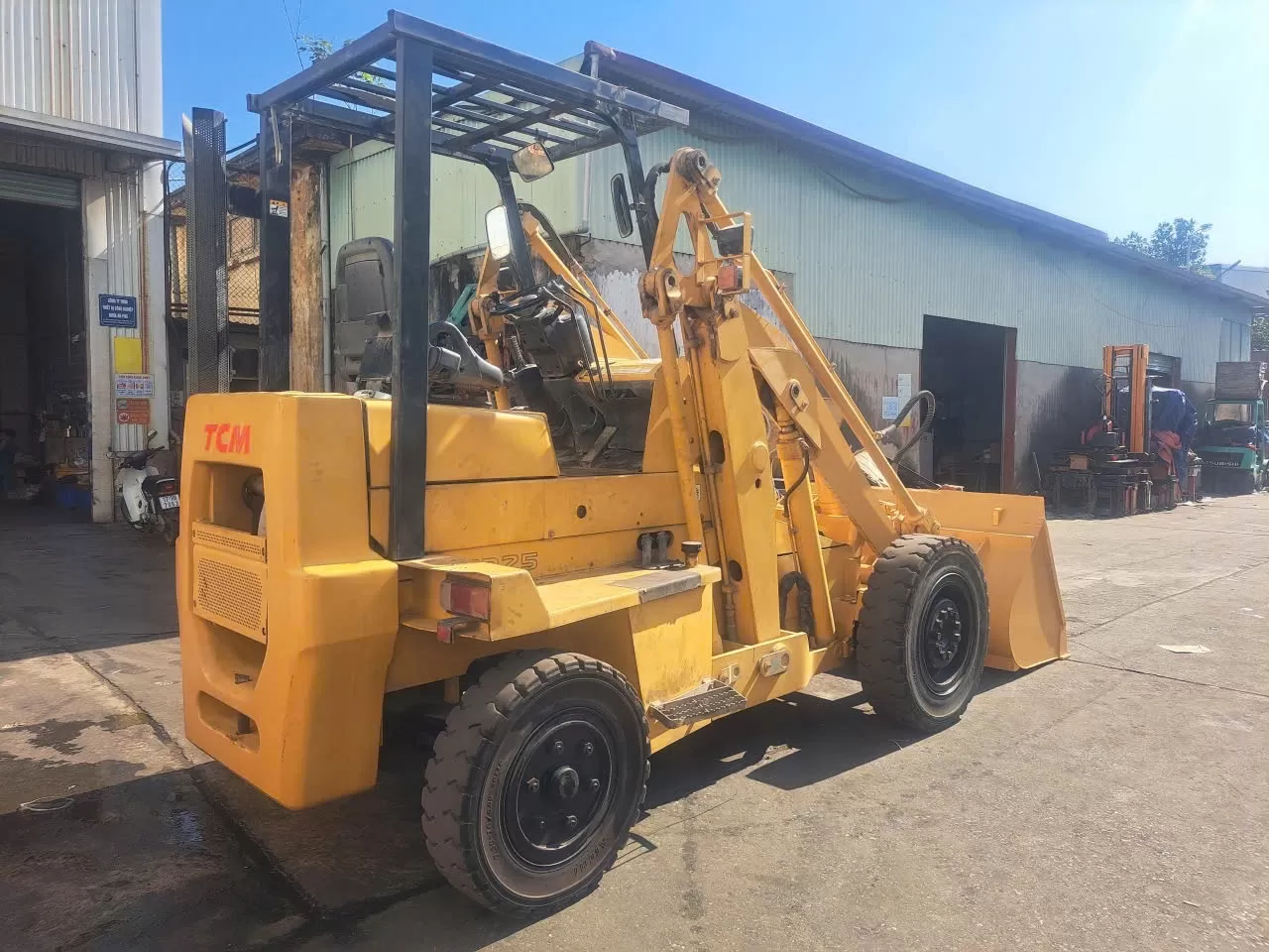 Xe xúc lật tải trọng nâng 2.5T năm 2021