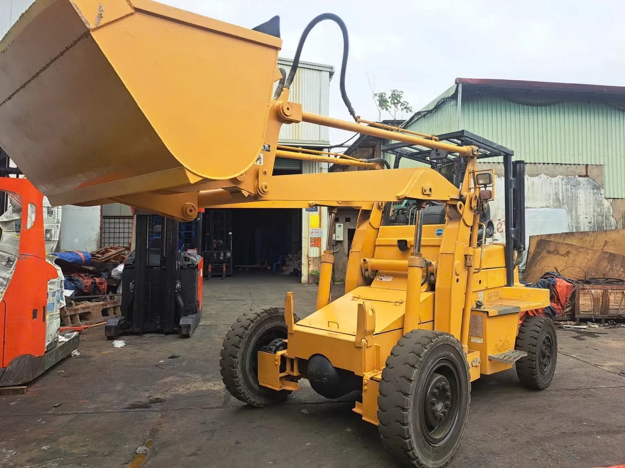 Xe xúc lật tải trọng nâng 2.5T năm 2021