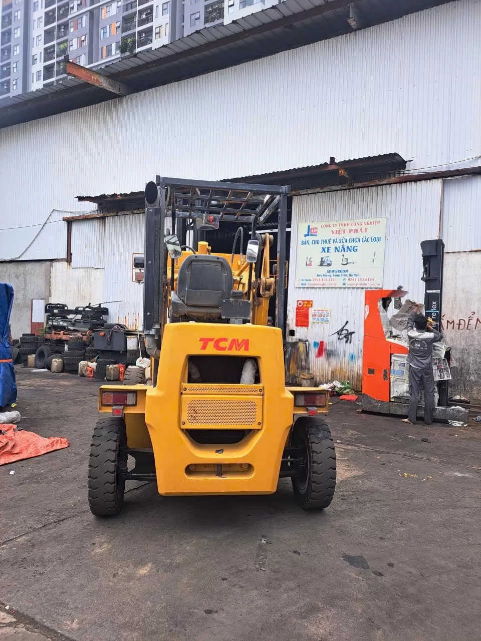 Xe xúc lật tải trọng nâng 2.5T năm 2021