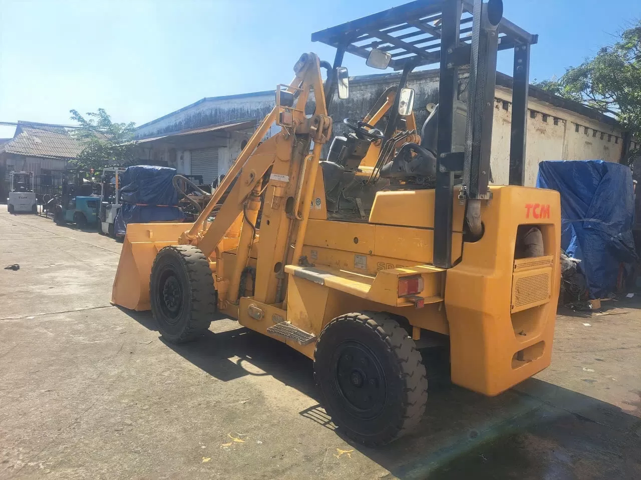 Xe xúc lật tải trọng nâng 2.5T năm 2021