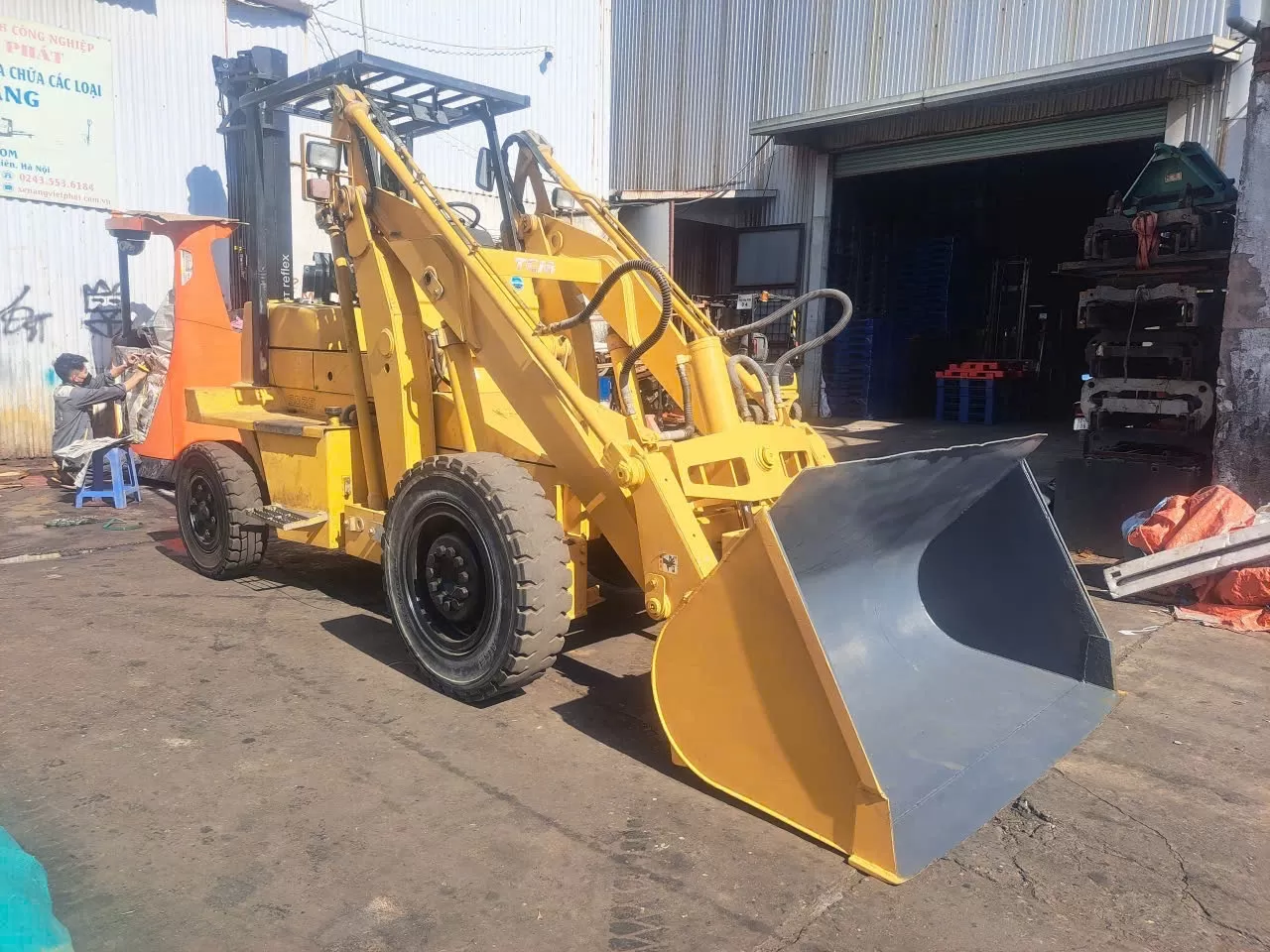 Xe xúc lật tải trọng nâng 2.5T năm 2021