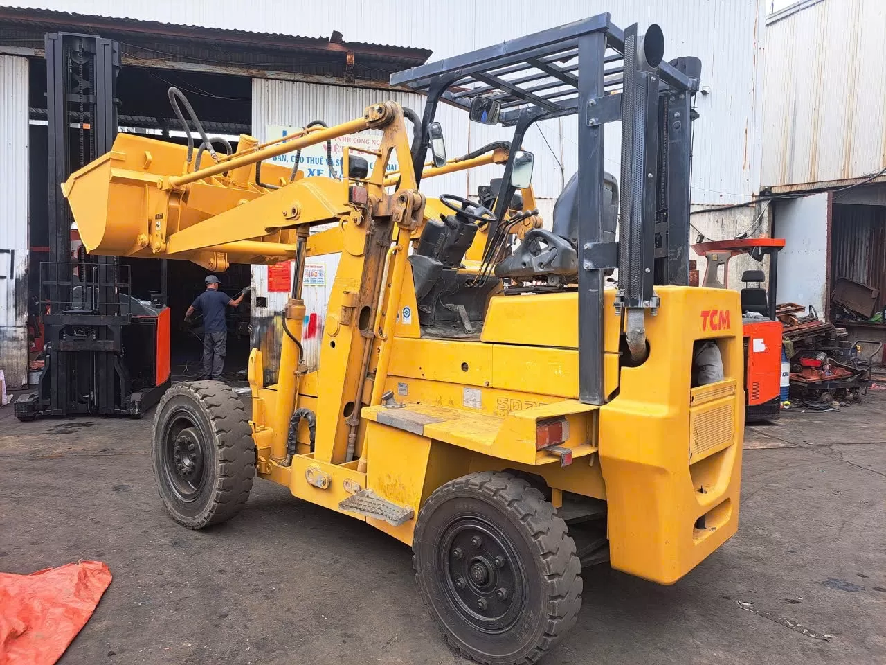 Xe xúc lật tải trọng nâng 2.5T năm 2021