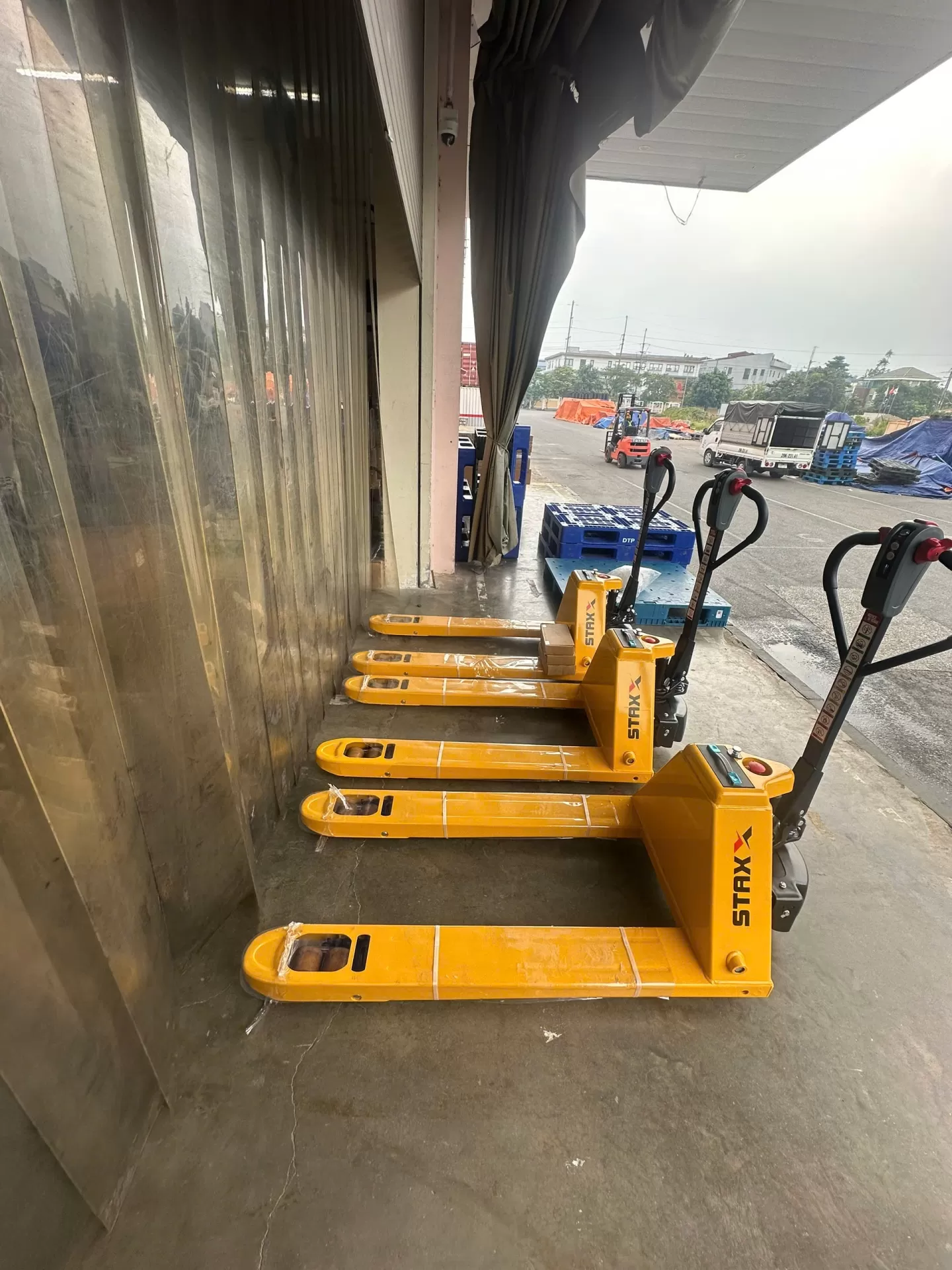 Đơn hàng 3 xe nâng tay điện EPT20 hãng Staxx pin Lithium