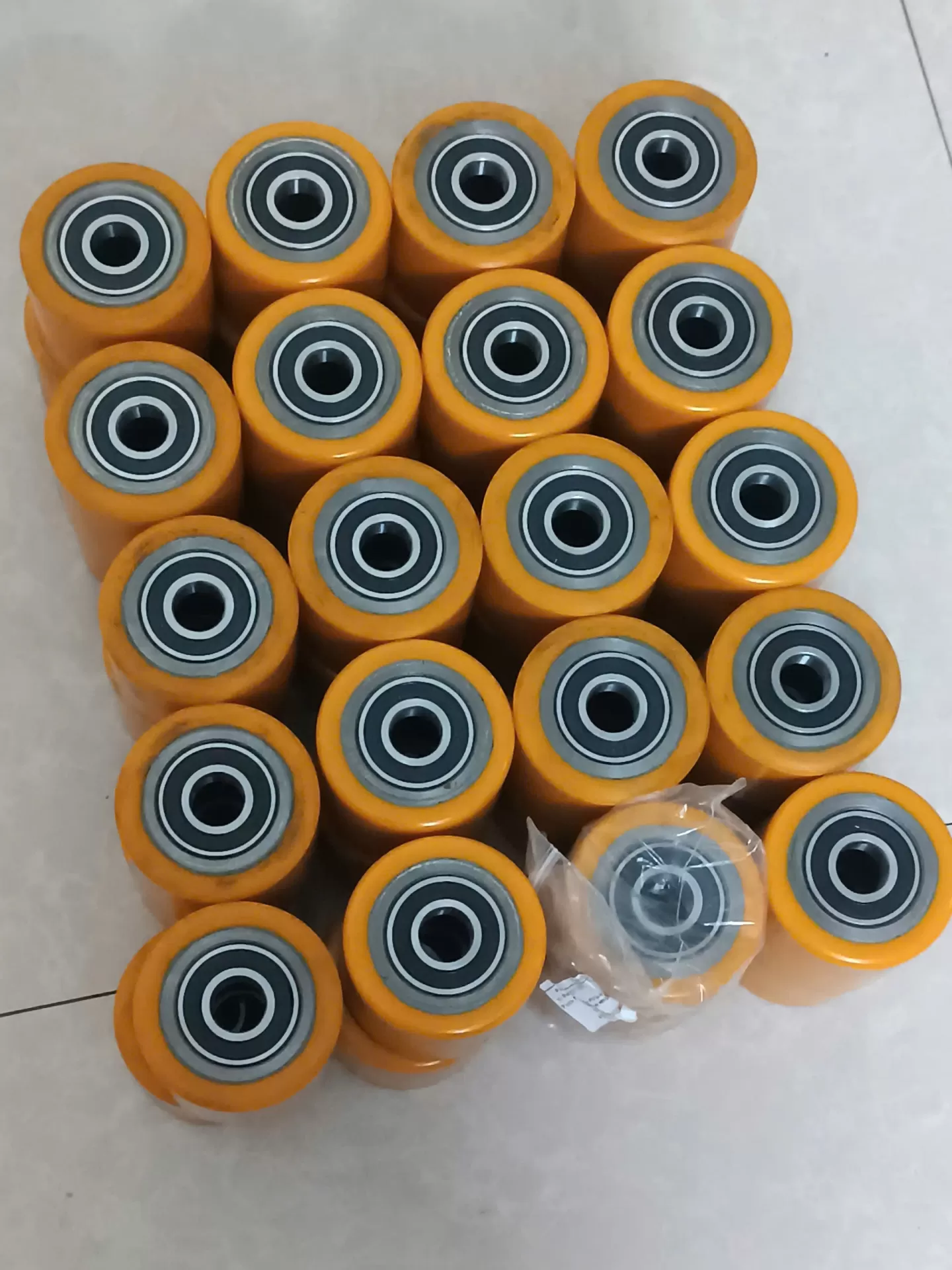 40 bánh xe PU80x70 gồm 2 vòng bi