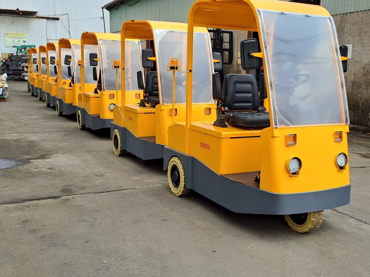 Xe kéo hàng chạy điện hiệu XILIN