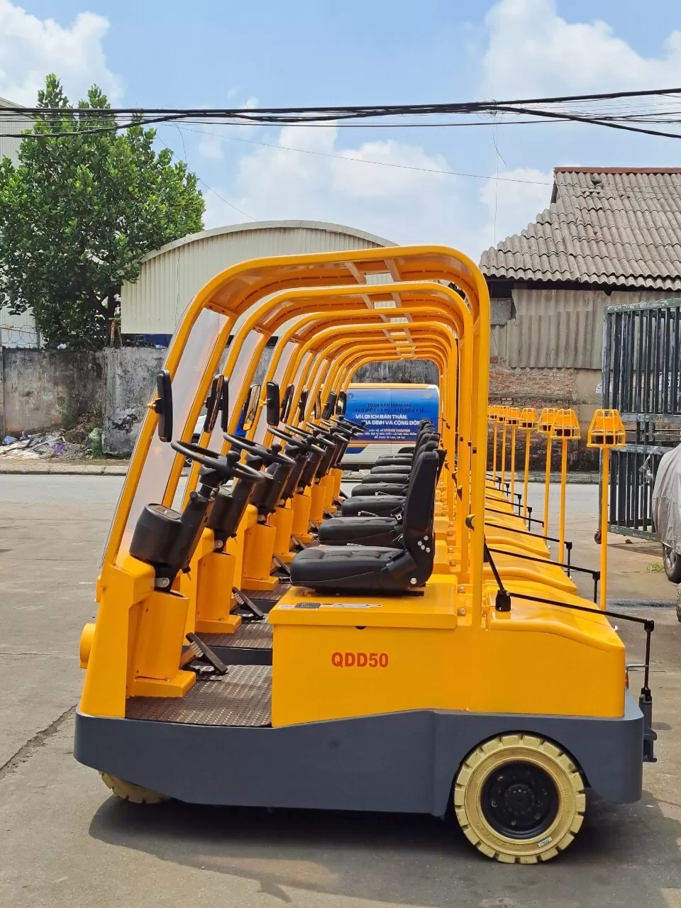 Xe kéo hàng chạy điện hiệu XILIN