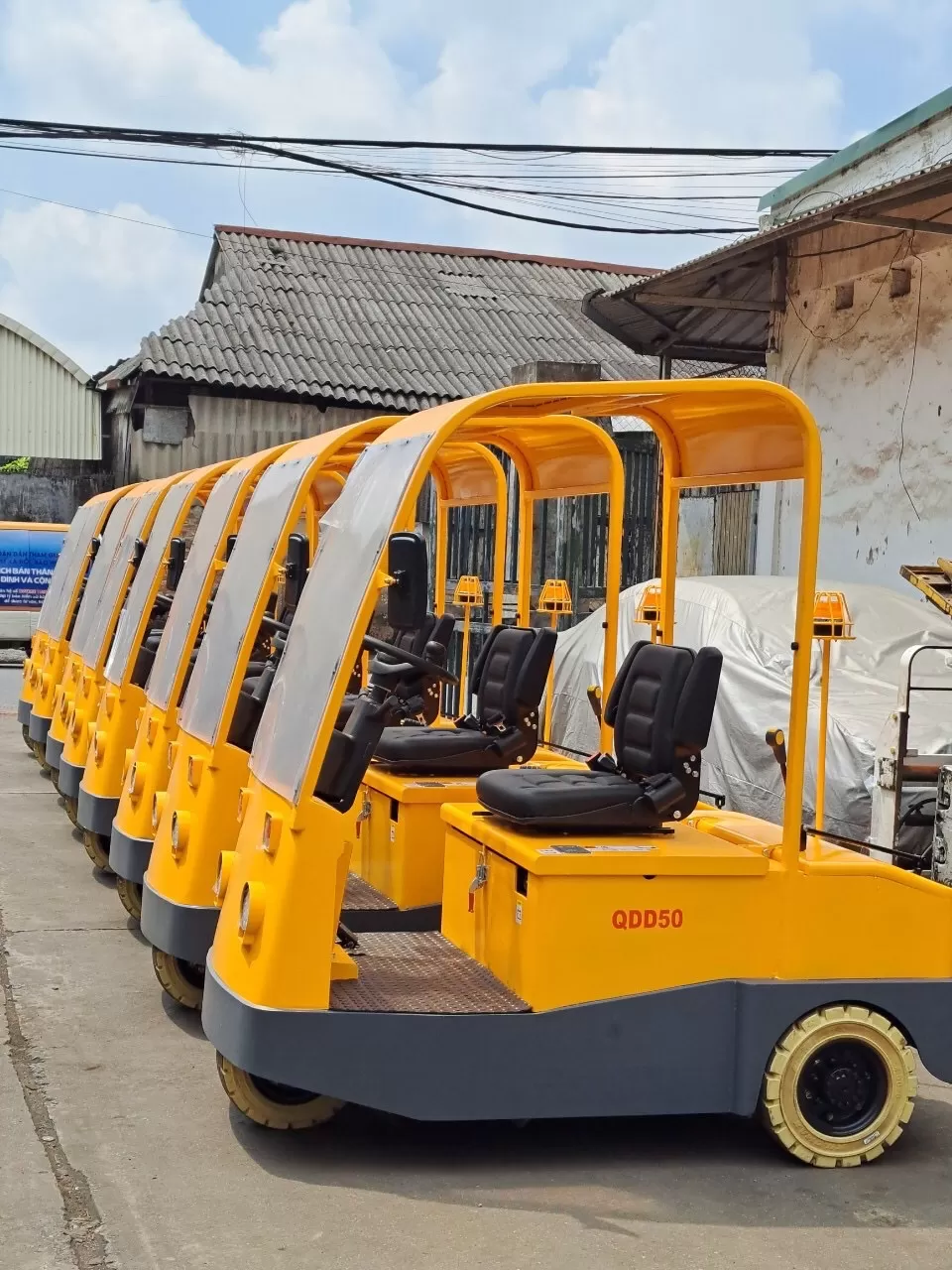 Xe kéo hàng chạy điện hiệu XILIN