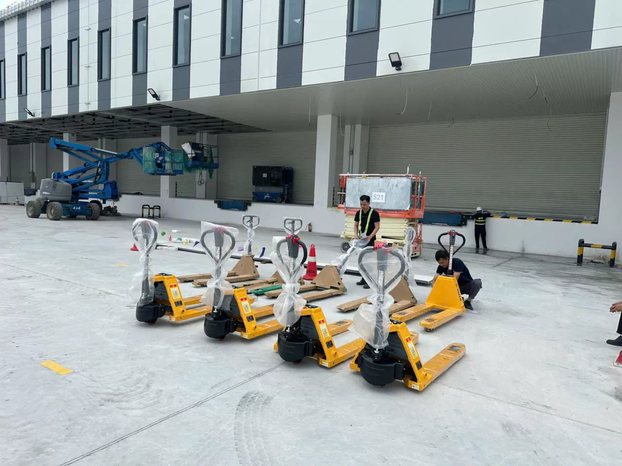 Xe nâng tay điện hiệu STAXX giao cho khách hàng