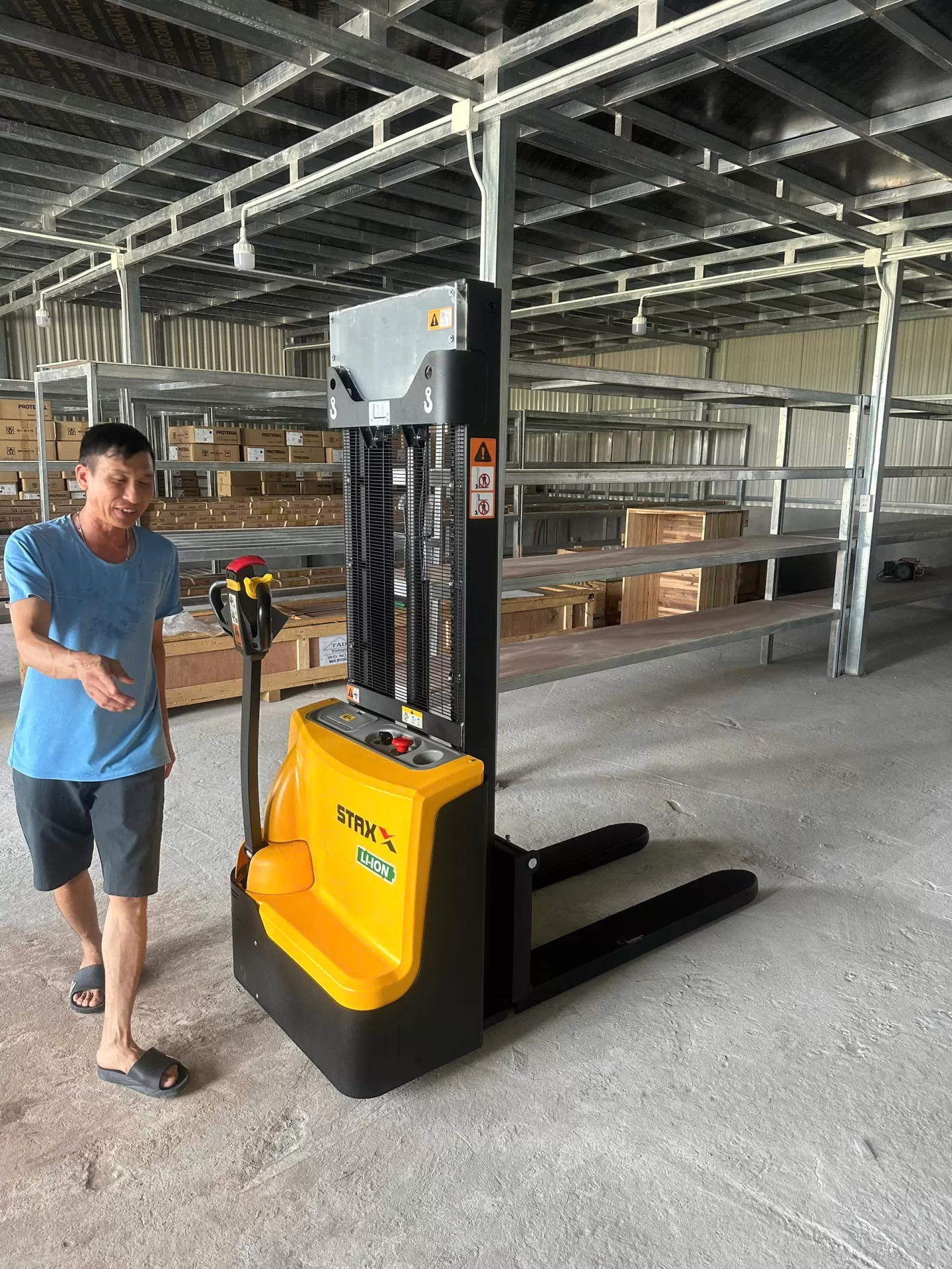xe nâng dắt lái cao 3 mét Pin Lithium giao đến tay khách hàng