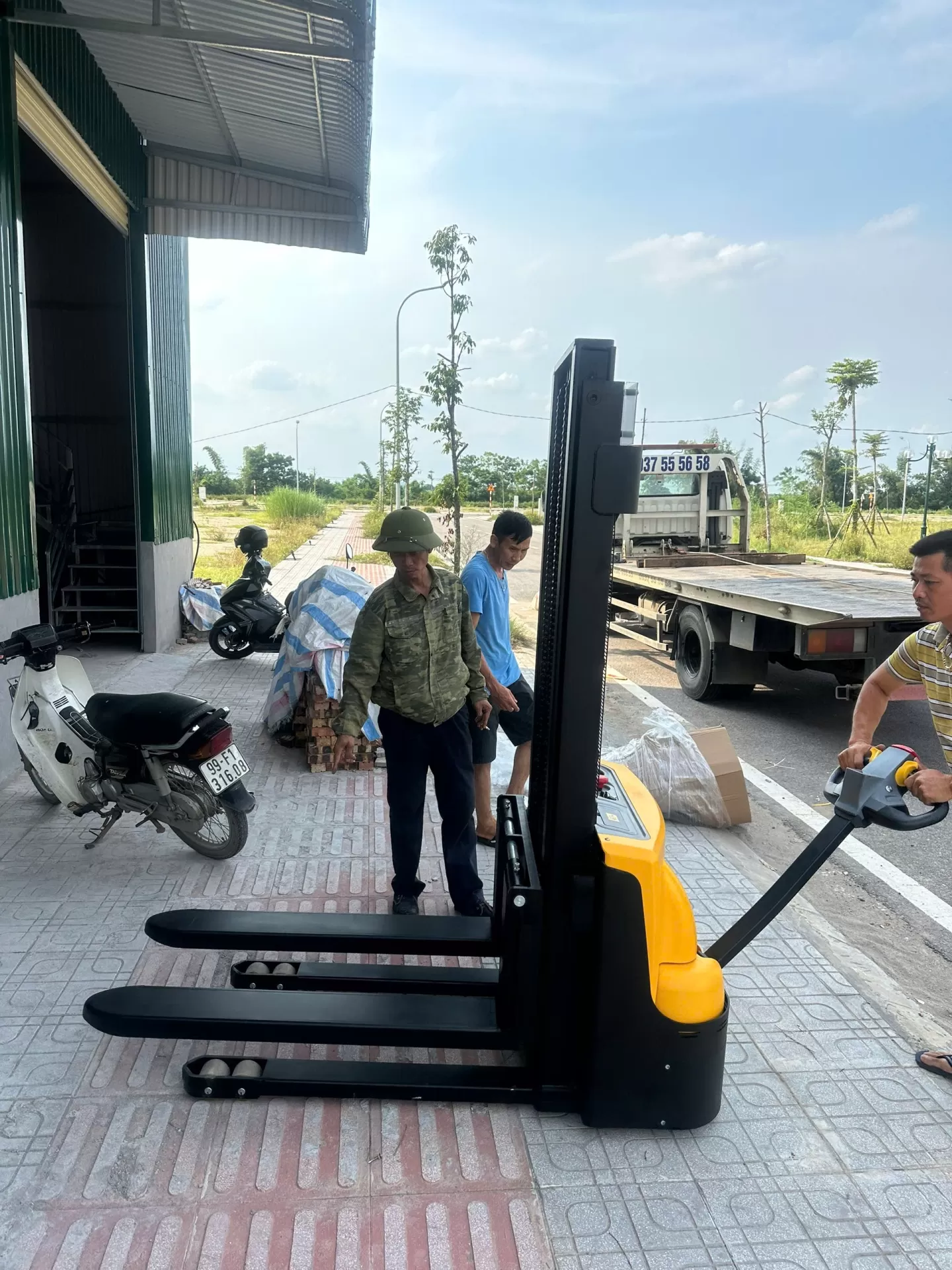 xe nâng dắt lái cao 3 mét Pin Lithium giao đến tay khách hàng