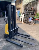 Xe nâng bán tự động hiệu STAXX model DYC15-A25