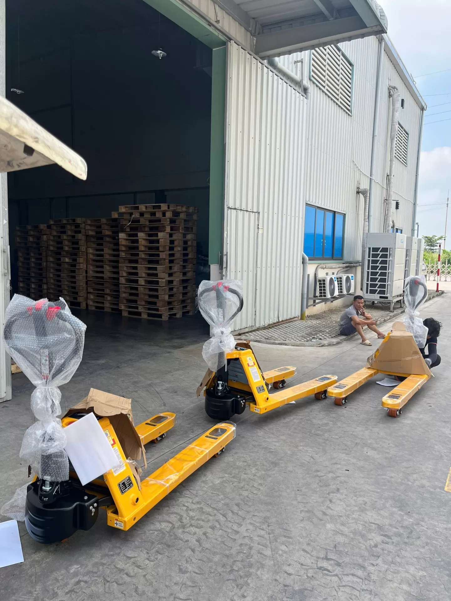 Đơn hàng 3 xe nâng tay điện EPT20H