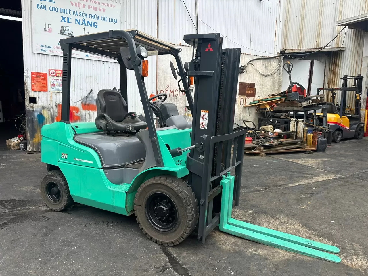 Xe nâng động cơ Diesel hiệu MITSUBISHI  Model FD25T