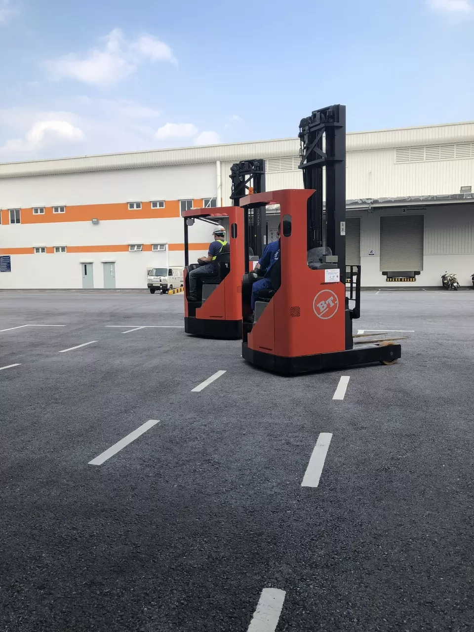 Đơn hàng 02 xe BT Reach Truck