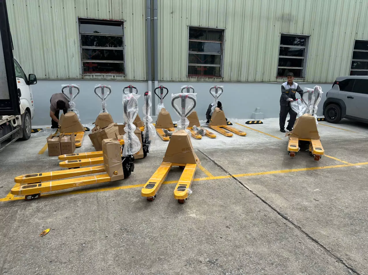 Đơn hàng 12 xe nâng tay điện EPT20