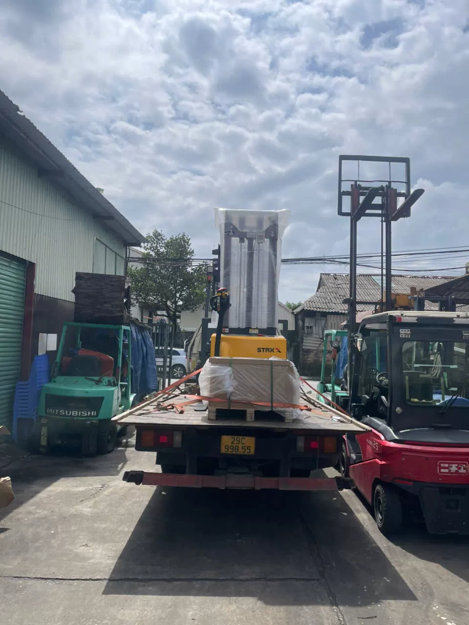 Giao xe điện Xilin và dắt lái Staxx cho khách hàng.