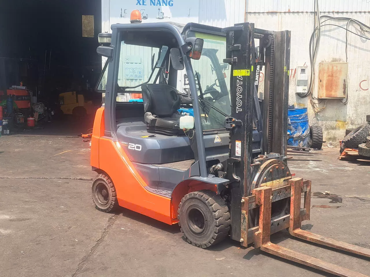 Xe nâng động cơ hiệu TOYOTA model: 02-8FDK20