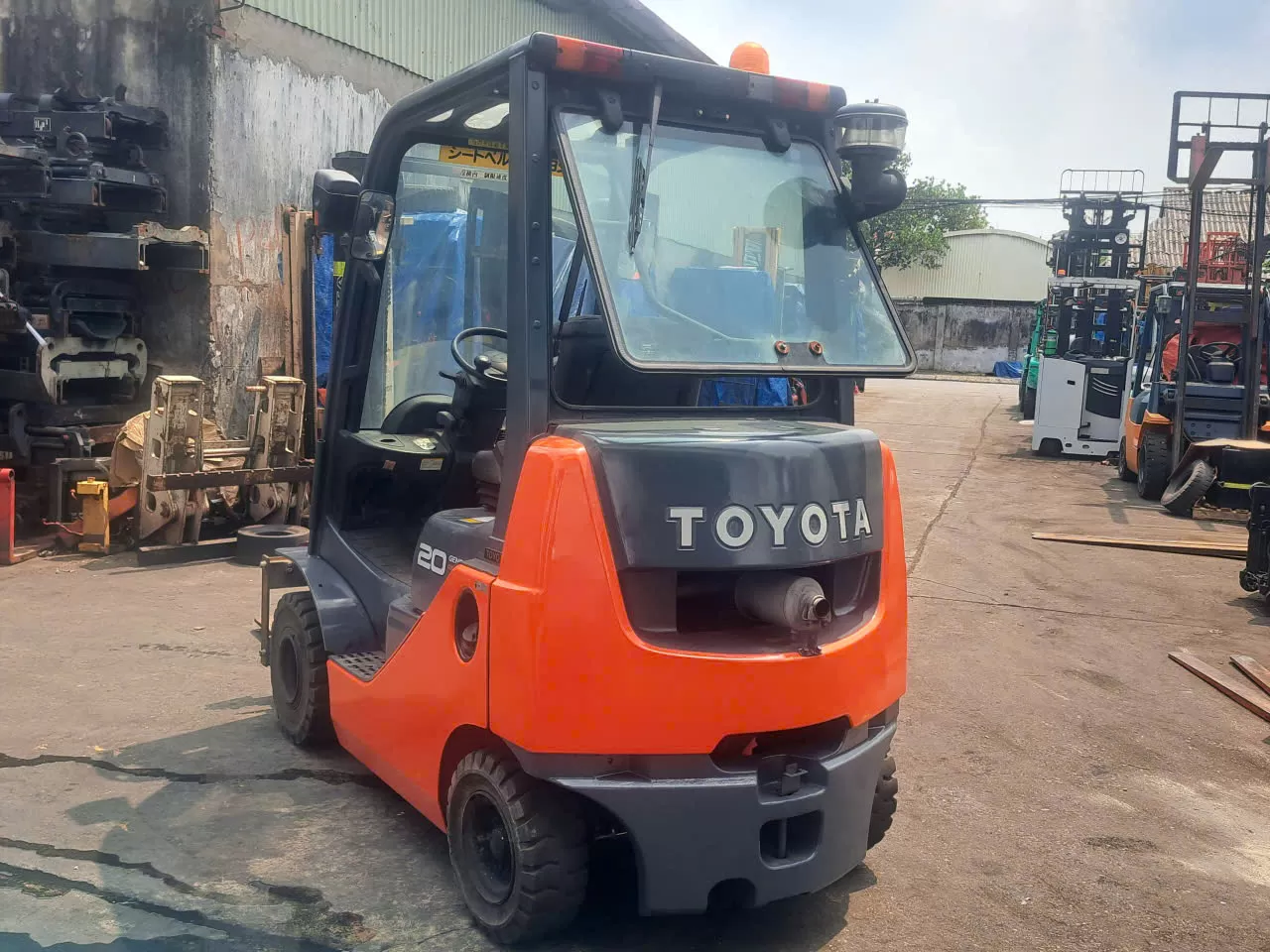 Xe nâng động cơ hiệu TOYOTA model: 02-8FDK20