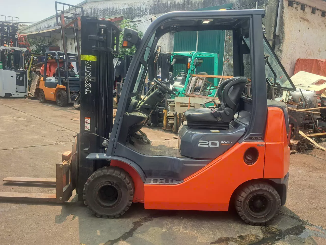 Xe nâng động cơ hiệu TOYOTA model: 02-8FDK20