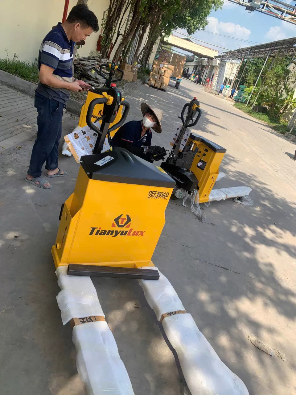 Giao 3 xe nâng tay điện 3T cho Công ty May Bắc Ninh