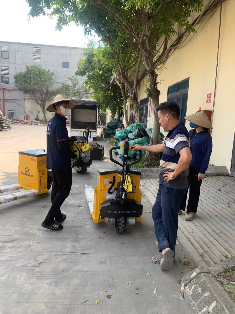 Giao 3 xe nâng tay điện 3T cho Công ty May Bắc Ninh