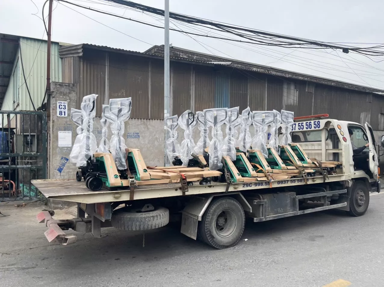 Đơn hàng 40 xe nâng tay 3T càng 685x1220mm