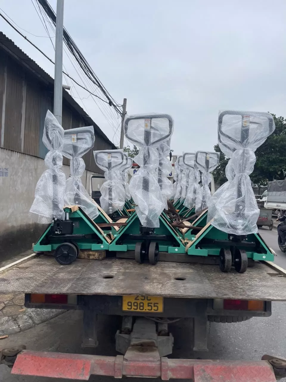 Đơn hàng 40 xe nâng tay 3T càng 685x1220mm