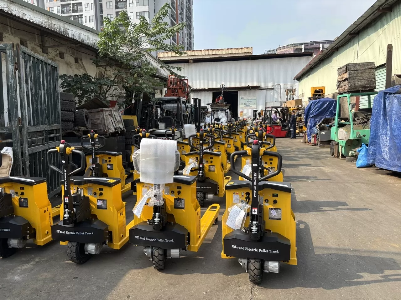 Một dàn xe nâng tay điện 3T chờ đăng kiểm để giao khách hàng