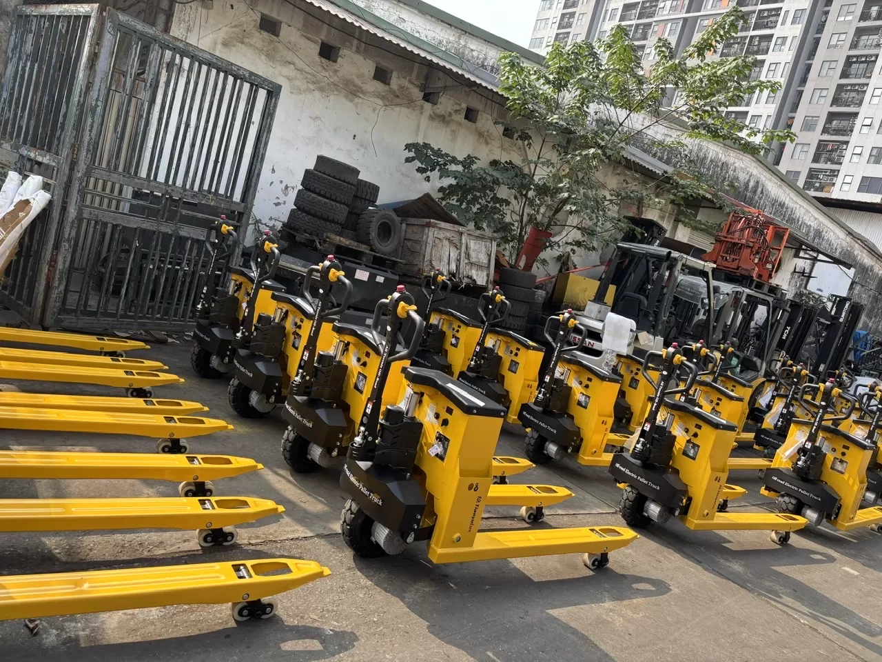 Một dàn xe nâng tay điện 3T chờ đăng kiểm để giao khách hàng