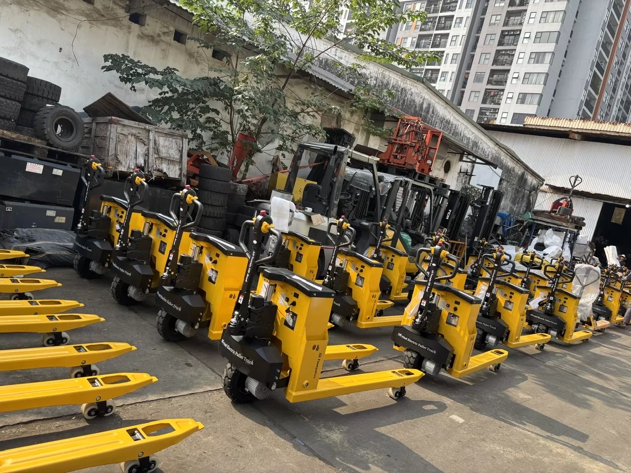 Một dàn xe nâng tay điện 3T chờ đăng kiểm để giao khách hàng
