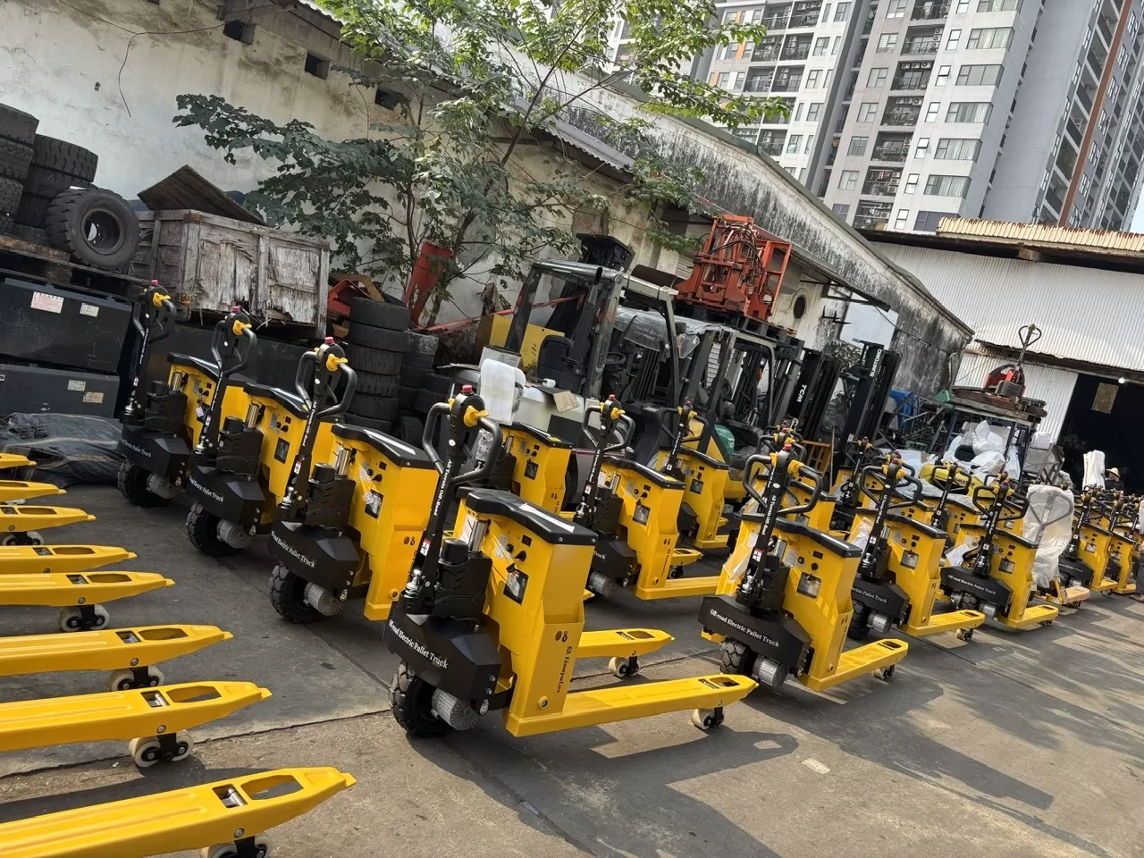 Một dàn xe nâng tay điện 3T chờ đăng kiểm để giao khách hàng