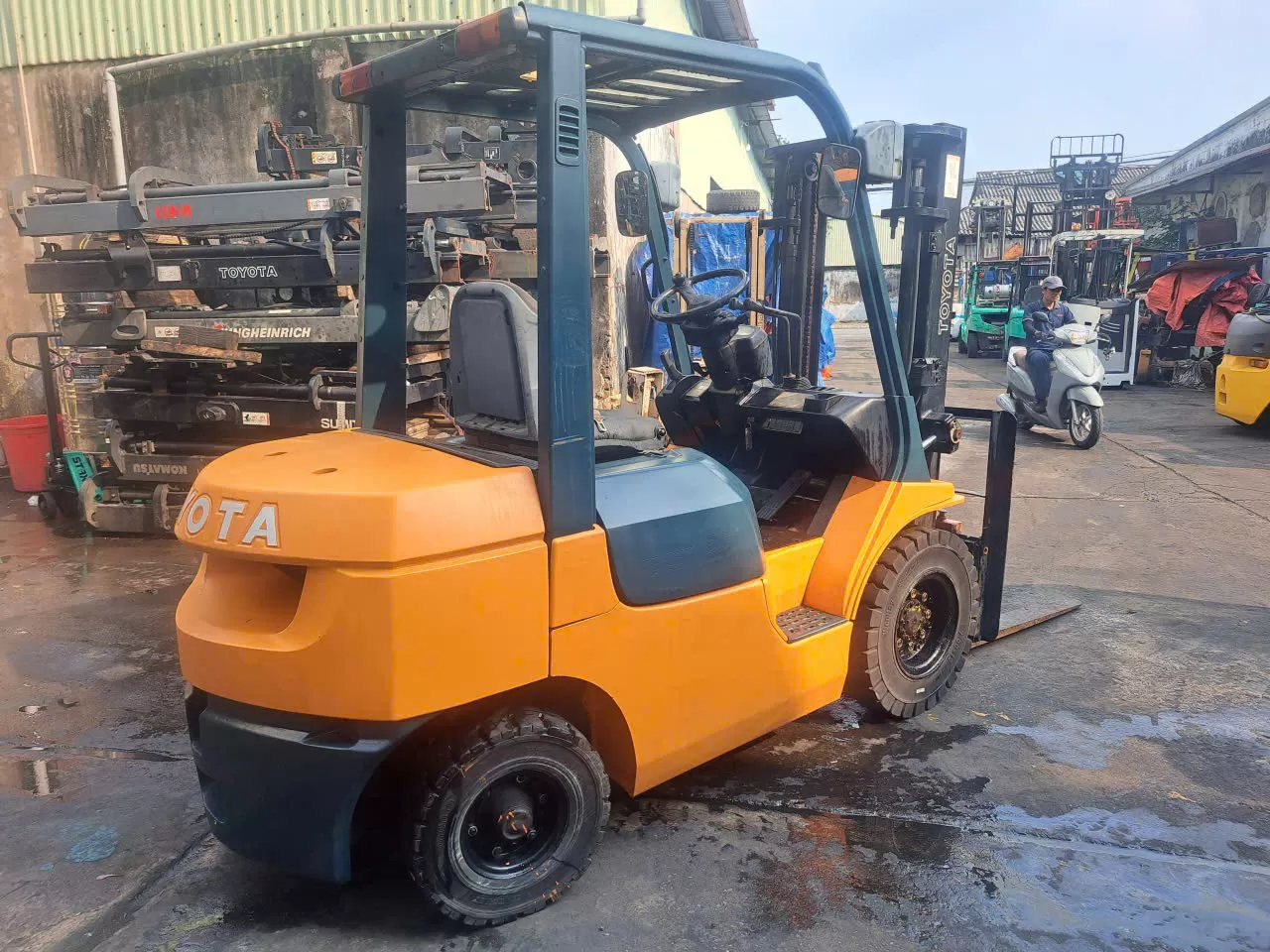 Xe nâng động cơ hiệu TOYOTA model: 02-8FDK20