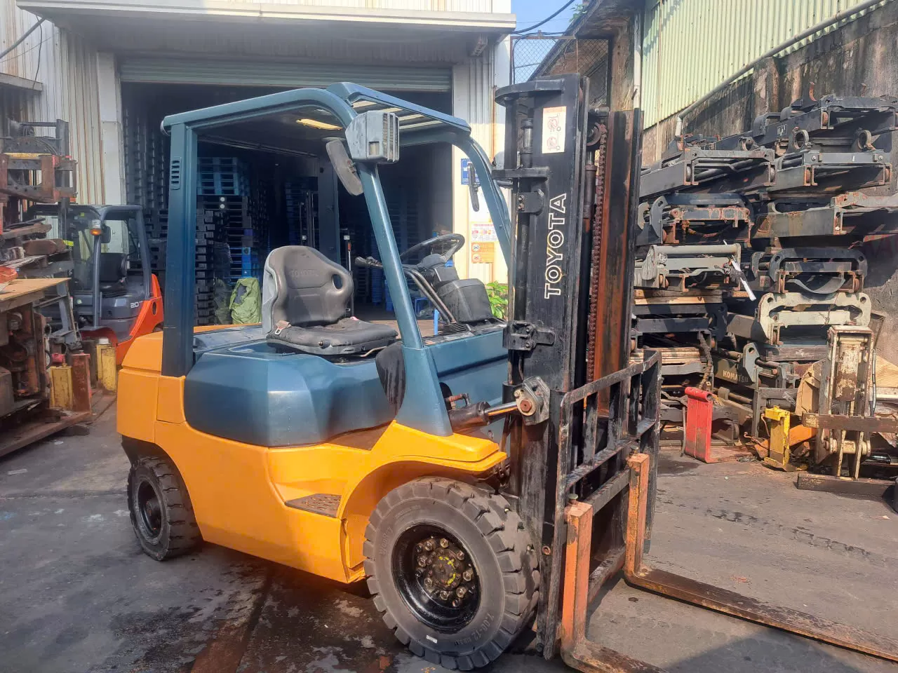 Xe nâng động cơ hiệu TOYOTA model: 02-8FDK20