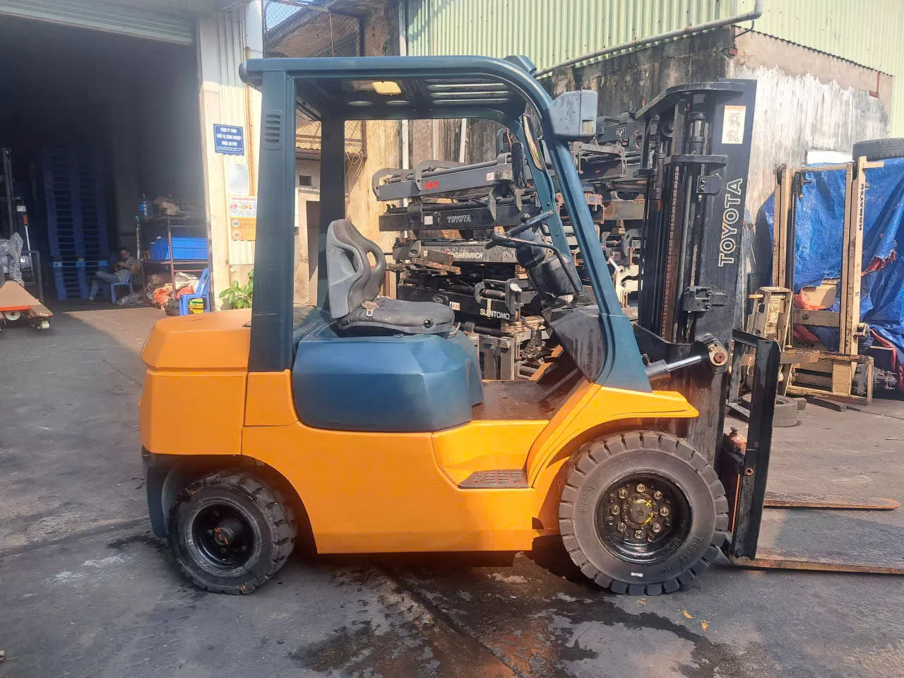 Xe nâng động cơ hiệu TOYOTA model: 02-8FDK20
