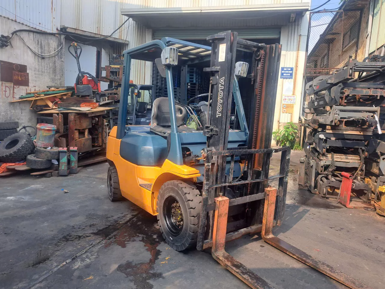 Xe nâng động cơ hiệu TOYOTA model: 02-8FDK20