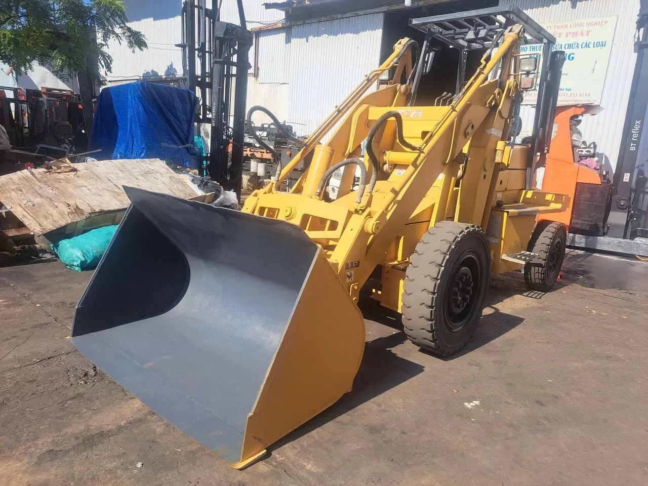 Xe xúc lật tải trọng nâng 2.5T năm 2021