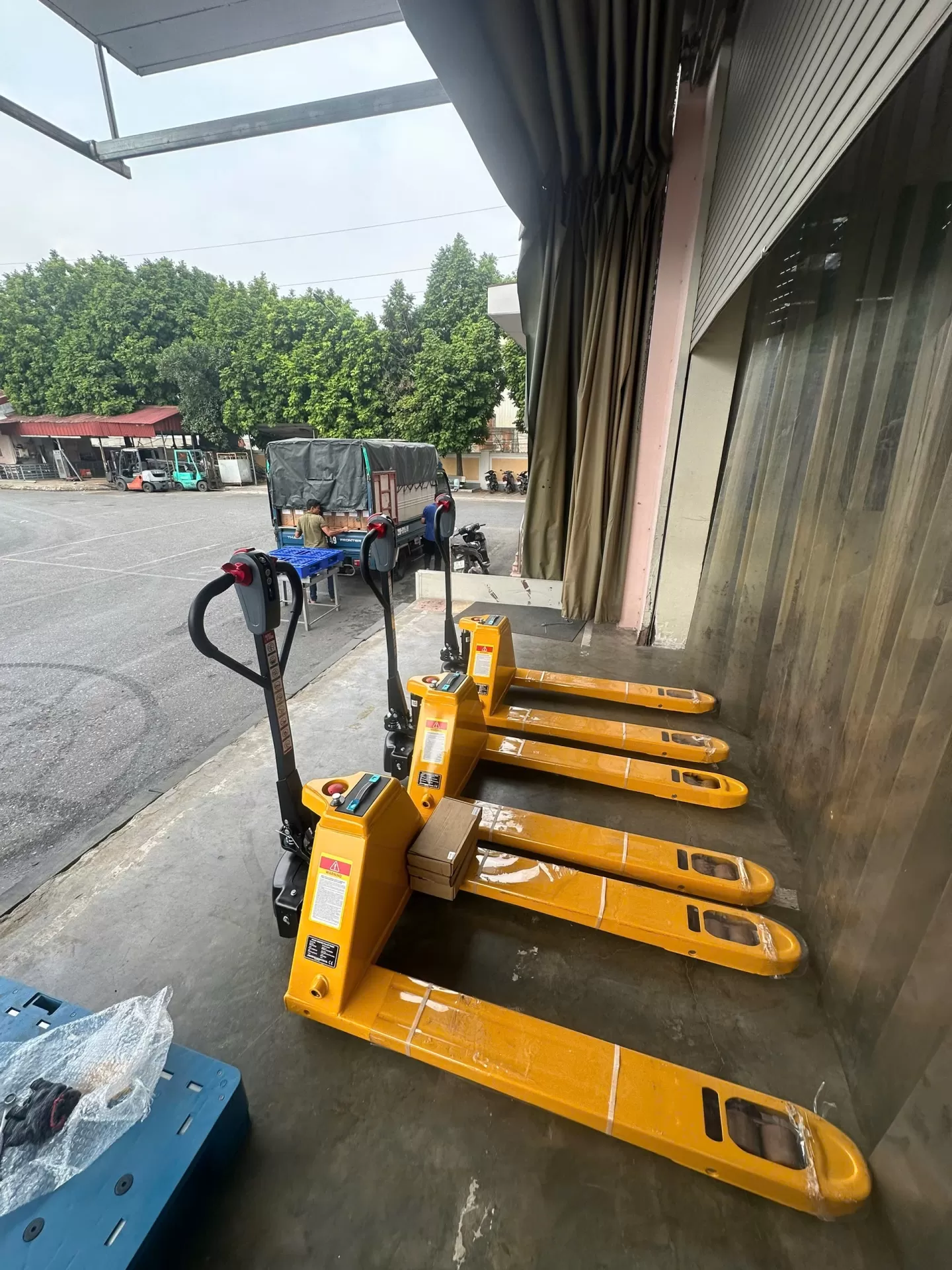 Đơn hàng 3 xe nâng tay điện EPT20 hãng Staxx pin Lithium