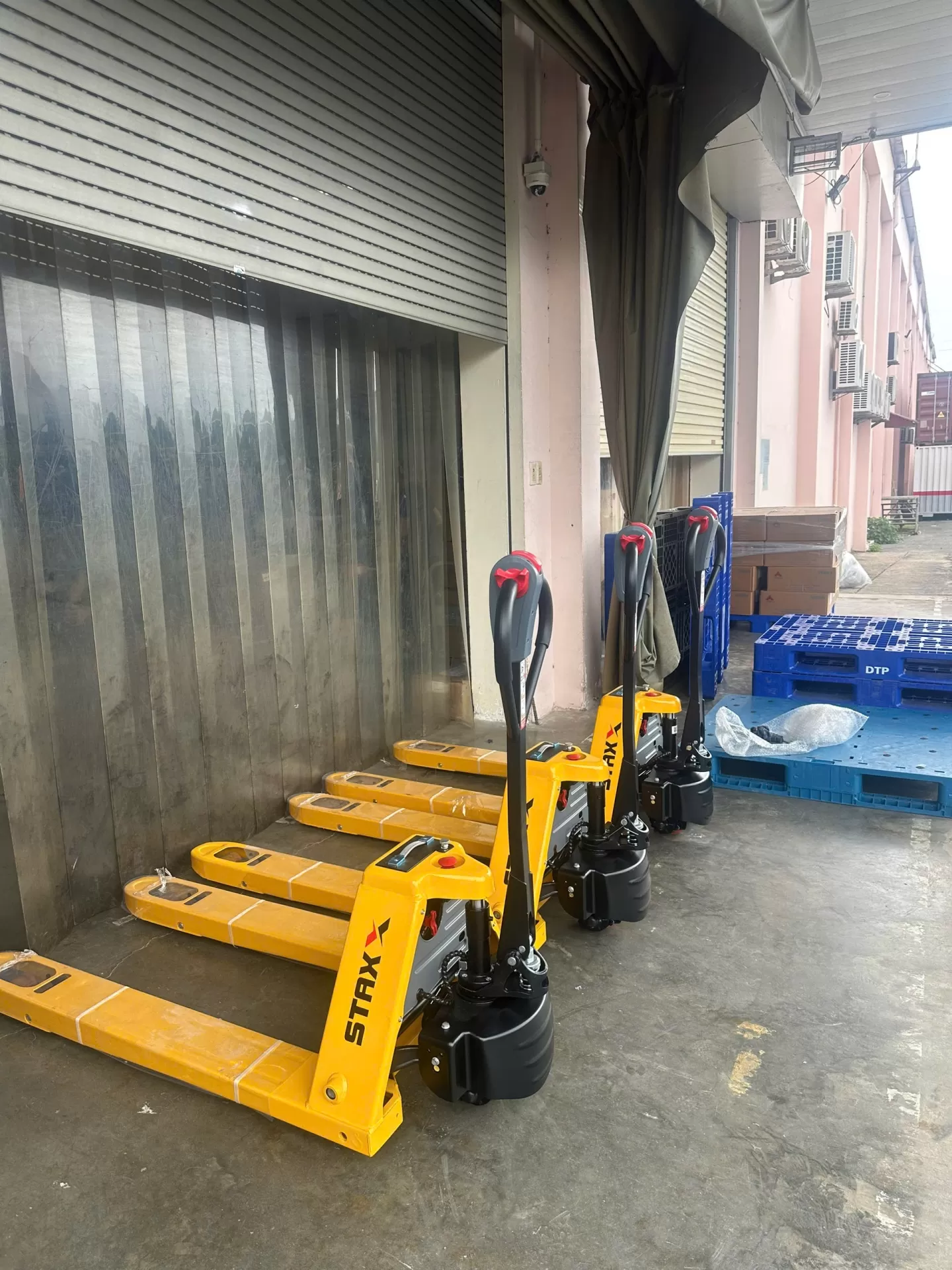 Đơn hàng 3 xe nâng tay điện EPT20 hãng Staxx pin Lithium