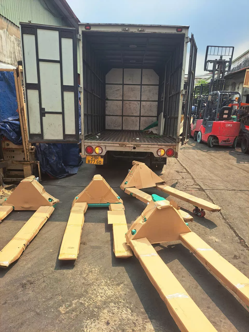 Đơn hàng 4 xe nâng tay 3T càng 685x1220mm