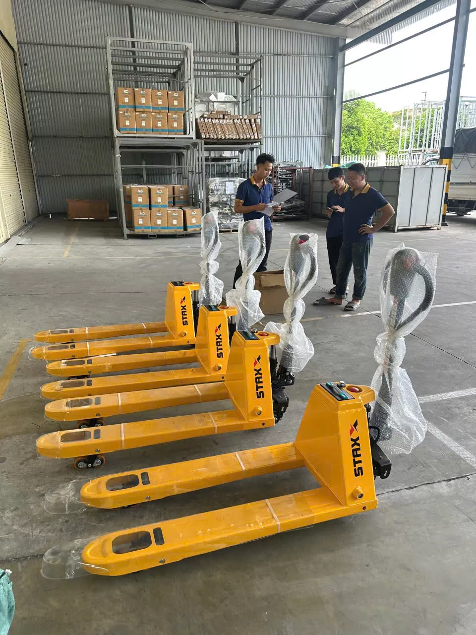 Xe nâng tay điện hiệu STAXX giao cho khách hàng